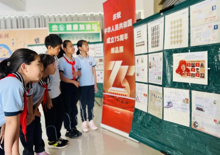 威海市北竹島小學(xué)舉行“方寸伴我行，祖國(guó)在心中”紅色主題郵展